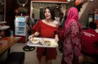 Wow! Pelayan Sexy Bakso Djingkrak Bikin Salah Fokus