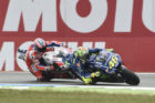 Backmarker "Tidak Sengaja" Bantu Rossi Kalahkan Petrucci Backmarker "Tidak Sengaja" Bantu Rossi Kalahkan Petrucci